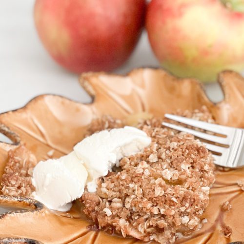 A perfect and easy fall apple crisp recipe. Top apples with a brown sugar and oats topping and ice cream for a delicious fall treat! Perfect for a fall dinner party. #applerecipes #fallrecipes #fallbaking #baking #recipes #appletreats #easyapplerecipes