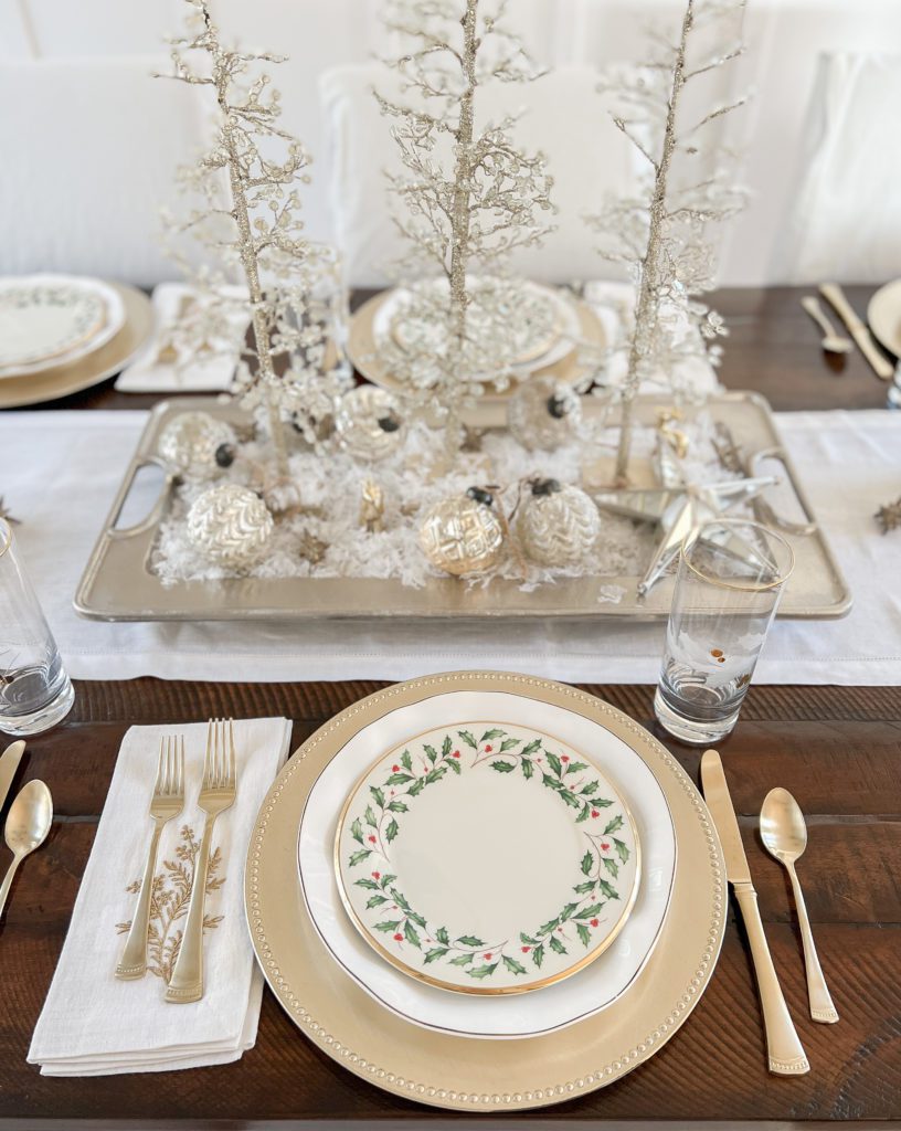 Festive ways to decorate the table for your holiday breakfast | Holiday brunch ideas | Christmas brunch table decor | Christmas table | Holiday table | Christmas wreaths | Sherwin Williams Accessible Beige | Dining room decor ideas | Table settings 