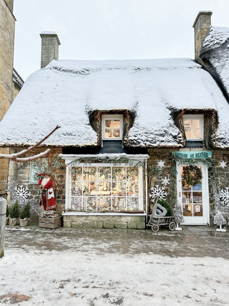 The Cotswolds winter travel guide | Winter in the Cotswolds | How to spend two days in the Cotswolds | Travel Guide to the Cotswolds without a car | Where to stay in the Cotswolds without a car | Where to eat in the Cotswolds | What villages in the Cotswolds to visit | Snow covered Cotswolds buildings | Winter in the Cotswolds | Visiting the Cotswolds | Broadway High Street 