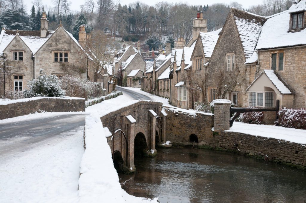 The Cotswolds winter travel guide | Winter in the Cotswolds | How to spend two days in the Cotswolds | Travel Guide to the Cotswolds without a car | Where to stay in the Cotswolds without a car | Where to eat in the Cotswolds | What villages in the Cotswolds to visit | Snow covered Cotswolds buildings | Winter in the Cotswolds | Visiting the Cotswolds | Castle Combe in winter