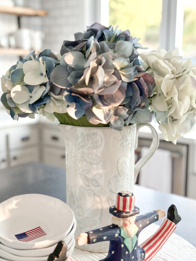 The best faux flower finds this summer | Best faux hydrangeas | Faux Lavender | Best faux flower stems | Summer flowers | Decorating with faux flowers | Summer decorating | Dried flowers as mini bouquets on napkins for an outdoor dinner party 