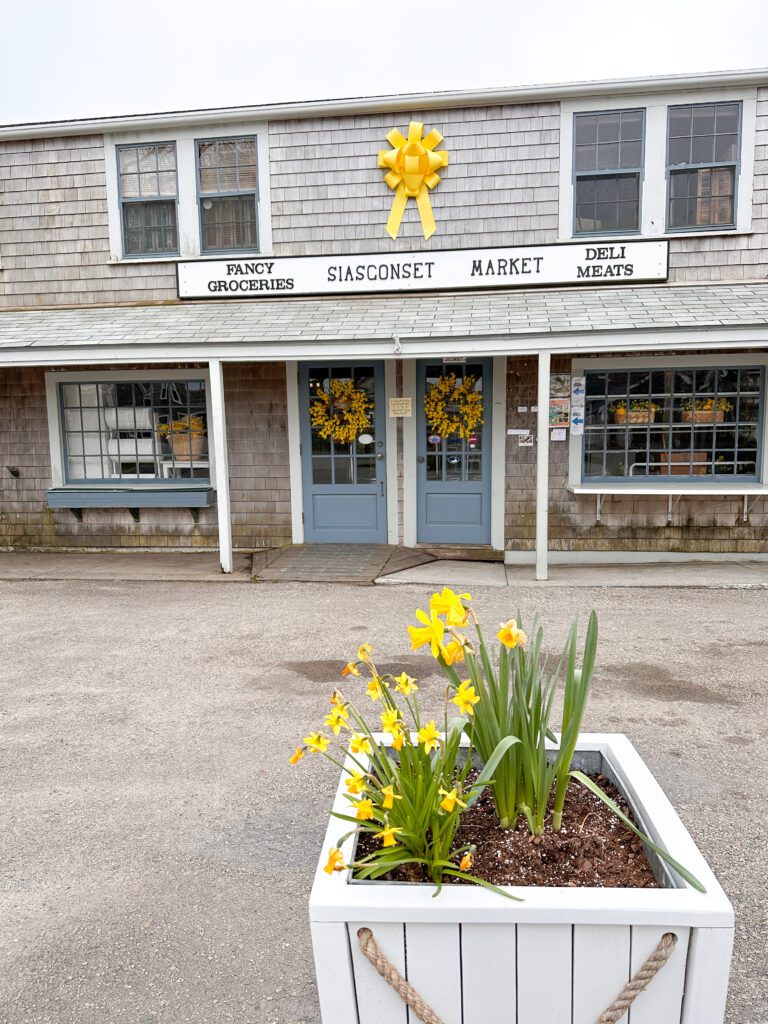 The Ultimate Three Days in Nantucket | Nantucket Island Travel Guide | Nicest Hotels in Nantucket | Best places to stay in Nantucket | Best places to eat in Nantucket | Top things to do in Nantucket | What to do in Nantucket | Daffodil Days in Nantucket | What to wear in spring in Nantucket | Ferry to Nantucket | Do I need a car on Nantucket Island?