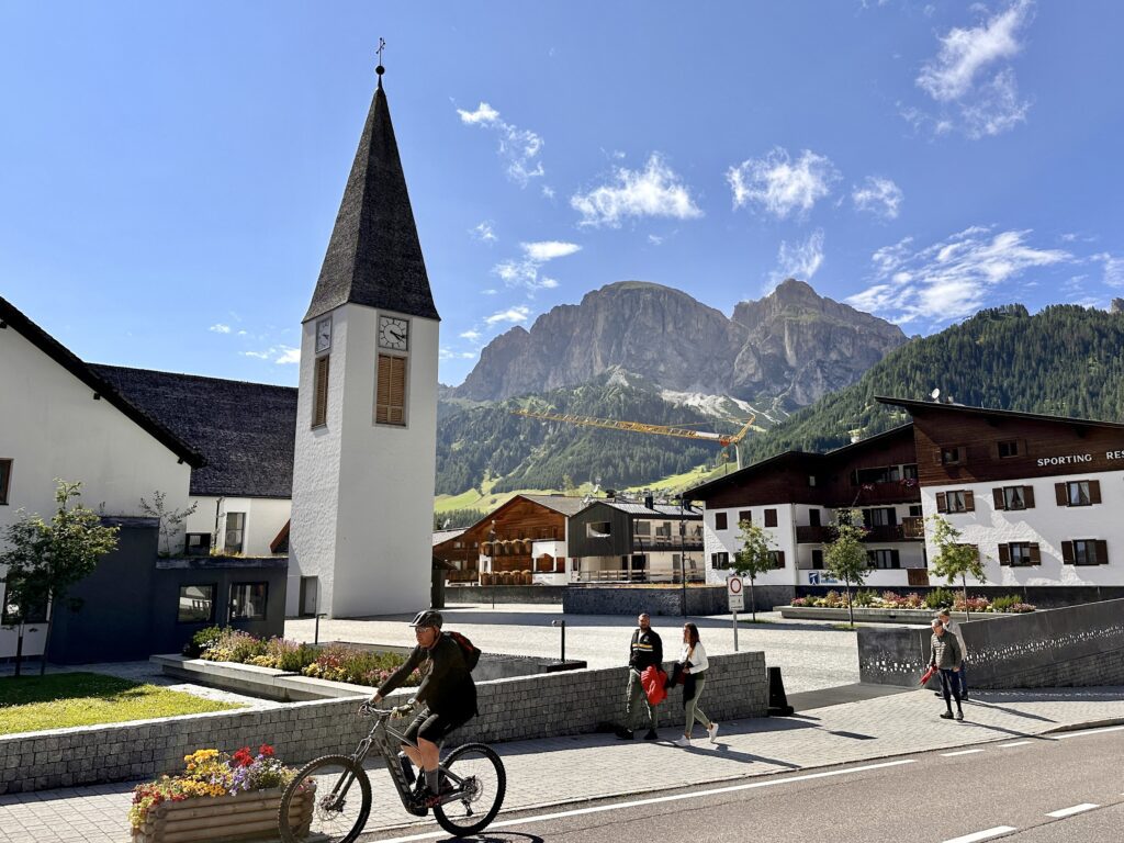 Travel guide for one week in the Dolomites | Best place to stay in the Dolomites | Where to stay in the Dolomites | Most picturesque rifugios in the Dolomites | Best rifugios in the Dolomites | What to wear in the Dolomites | How long to stay in the Dolomites | When to go to the Dolomites | Top things to do in the Dolomites | How to get to the Dolomites via train