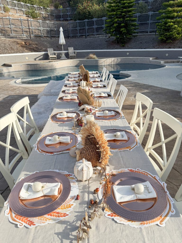 How to decorate a Thanksgiving table for a crowd | Easy ways to set the Thanksgiving table | A pretty Thanksgiving table | How to celebrate Thanksgiving at an outdoor table | An Outdoor Thanksgiving celebration | Best items to use on a Thanksgiving table 