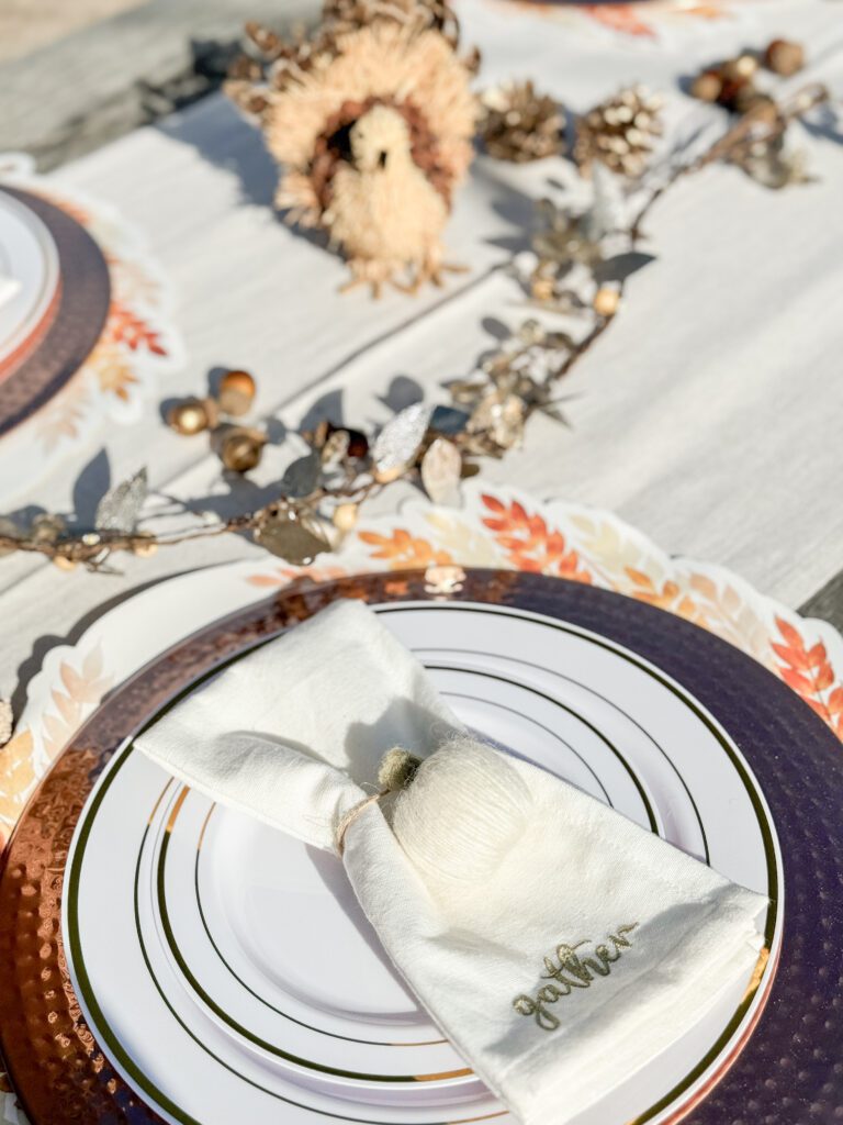 How to decorate a Thanksgiving table for a crowd | Thanksgiving decor | Eating Thanksgiving outdoors | A backyard Thanksgiving table | Hosting a large group for Thanksgiving | How to host a large group for Thanksgiving