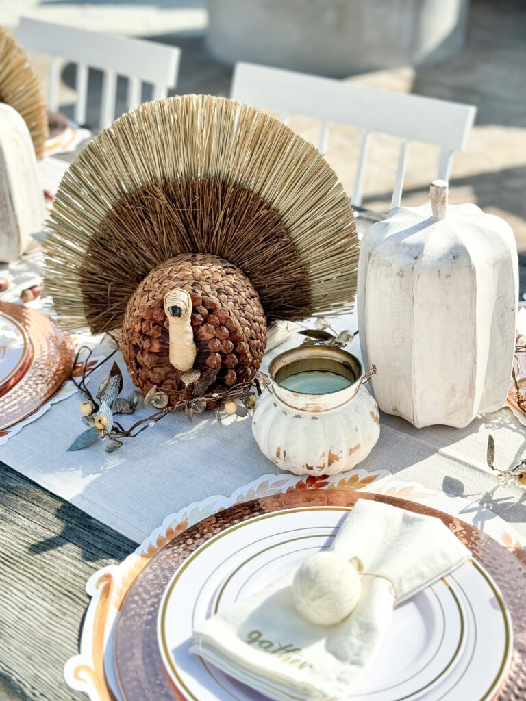 How to decorate a Thanksgiving table for a crowd | Thanksgiving decor | Eating Thanksgiving outdoors | A backyard Thanksgiving table | Hosting a large group for Thanksgiving | How to host a large group for Thanksgiving