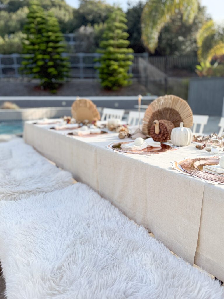 How to decorate a Thanksgiving table for a crowd | Easy ways to set the Thanksgiving table | A pretty Thanksgiving table | How to celebrate Thanksgiving at an outdoor table | An Outdoor Thanksgiving celebration | Best items to use on a Thanksgiving table 