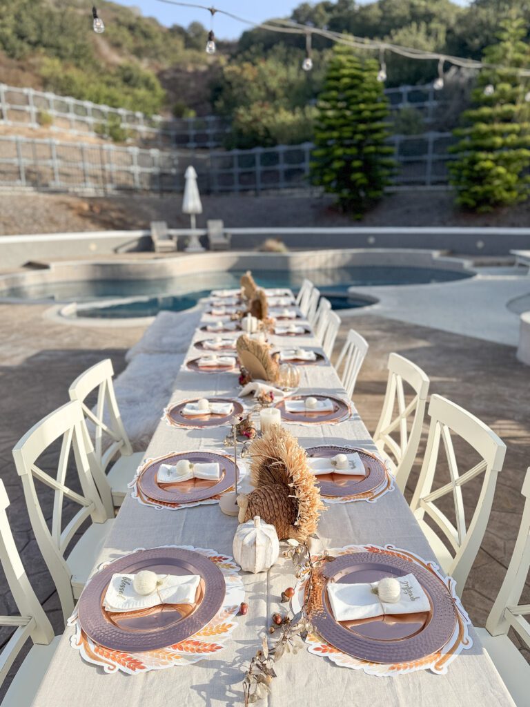 How to decorate a Thanksgiving table for a crowd | Easy ways to set the Thanksgiving table | A pretty Thanksgiving table | How to celebrate Thanksgiving at an outdoor table | An Outdoor Thanksgiving celebration | Best items to use on a Thanksgiving table 