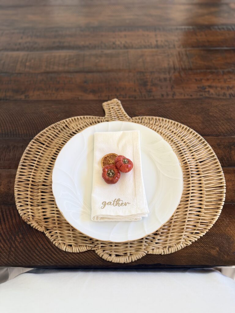 How to decorate a Thanksgiving table for a crowd | Easy ways to set the Thanksgiving table | A pretty Thanksgiving table | How to celebrate Thanksgiving at an outdoor table | An Outdoor Thanksgiving celebration | Best items to use on a Thanksgiving table 