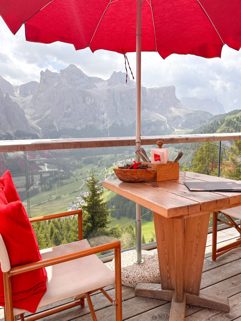 Travel guide for one week in the Dolomites | Best place to stay in the Dolomites | Where to stay in the Dolomites | Most picturesque rifugios in the Dolomites | Best rifugios in the Dolomites | What to wear in the Dolomites | How long to stay in the Dolomites | When to go to the Dolomites | Nicest hotel in the Dolomites | Luxury hotel in the Dolomites | Where to eat in the Dolomites 