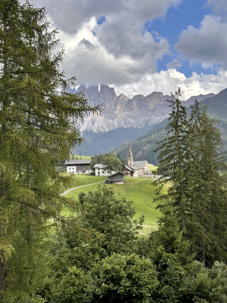 Best things to see and do in the Dolomites | Top sights in the Dolomites | Can't miss places in the Dolomites | Best lakes in the Dolomites | Best photography spots in the Dolomites | Hiking in the Dolomites | Prettiest churches in the Dolomites | Top Instagrammable places in the Dolomites in Italy | Renew your wedding vows in the Dolomites | Where to renew your wedding vows in the Dolomites | The best Dolomites wedding photographer