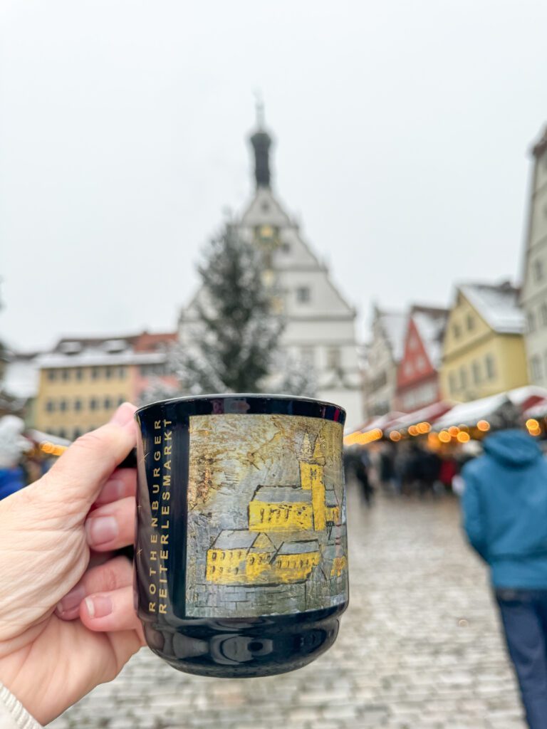 The Ultimate Guide for a Christmas time day trip to Rothenburg ob der Tauber from Nuremberg in Germany | How to do a day trip to the Rothenburg ob der Tauber christmas market | When is the Rothenburg ob der Tauber Christmas market | Best day trips from Nuremberg | What to do in Rothenburg ob der Tauber in December 