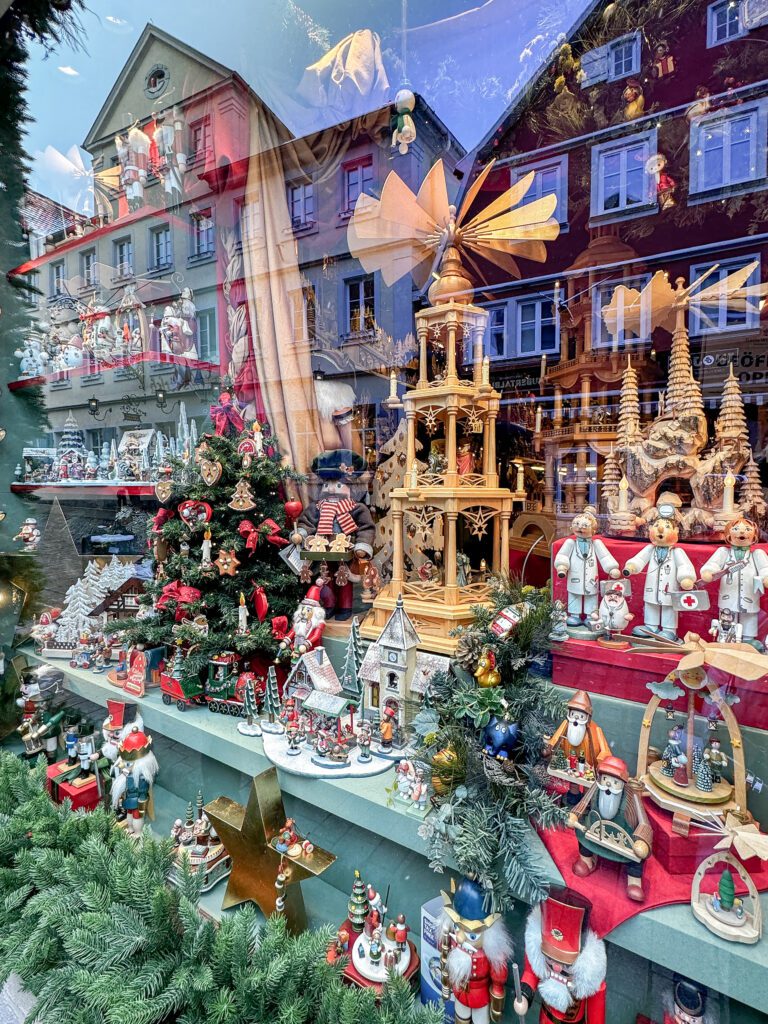 The Ultimate Guide for a Christmas time day trip to Rothenburg ob der Tauber from Nuremberg in Germany | How to do a day trip to the Rothenburg ob der Tauber christmas market | When is the Rothenburg ob der Tauber Christmas market | Best day trips from Nuremberg | What to do in Rothenburg ob der Tauber in December 