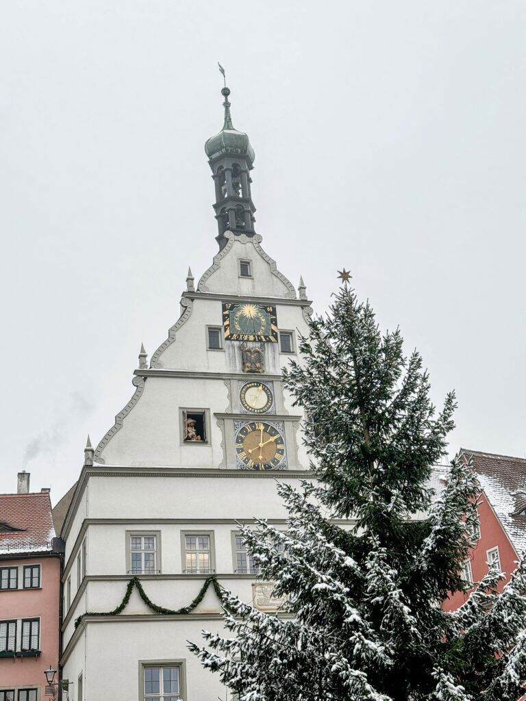 The Ultimate Guide for a Christmas time day trip to Rothenburg ob der Tauber from Nuremberg in Germany | How to do a day trip to the Rothenburg ob der Tauber christmas market | When is the Rothenburg ob der Tauber Christmas market | Best day trips from Nuremberg | What to do in Rothenburg ob der Tauber in December 