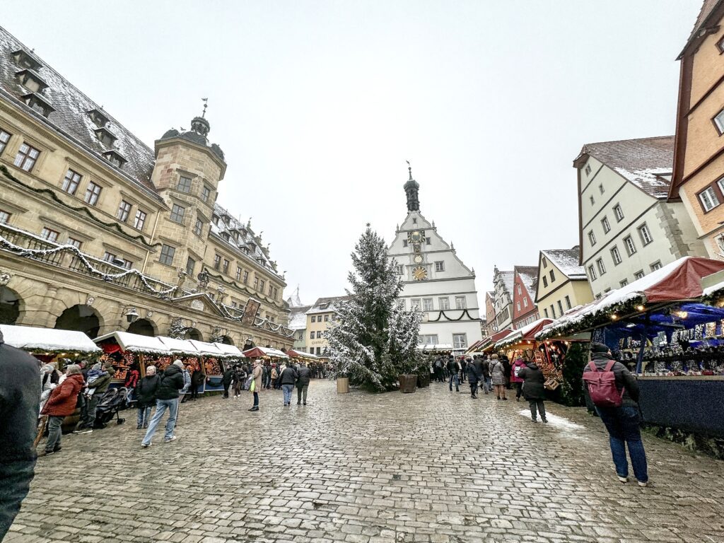 The Ultimate Guide for a Christmas time day trip to Rothenburg ob der Tauber from Nuremberg in Germany | How to do a day trip to the Rothenburg ob der Tauber christmas market | When is the Rothenburg ob der Tauber Christmas market | Best day trips from Nuremberg | What to do in Rothenburg ob der Tauber in December 