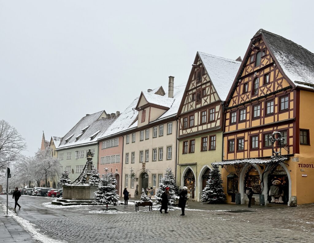 The Ultimate Guide for a Christmas time day trip to Rothenburg ob der Tauber from Nuremberg in Germany | How to do a day trip to the Rothenburg ob der Tauber christmas market | When is the Rothenburg ob der Tauber Christmas market | Best day trips from Nuremberg | What to do in Rothenburg ob der Tauber in December 