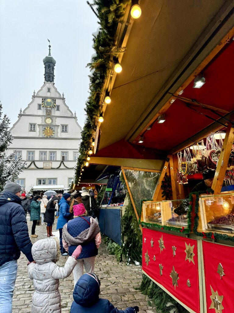 The Ultimate Guide for a Christmas time day trip to Rothenburg ob der Tauber from Nuremberg in Germany | How to do a day trip to the Rothenburg ob der Tauber christmas market | When is the Rothenburg ob der Tauber Christmas market | Best day trips from Nuremberg | What to do in Rothenburg ob der Tauber in December 