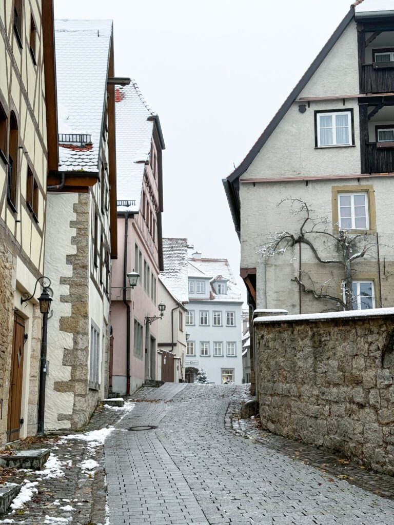 The Ultimate Guide for a Christmas time day trip to Rothenburg ob der Tauber from Nuremberg in Germany | How to do a day trip to the Rothenburg ob der Tauber christmas market | When is the Rothenburg ob der Tauber Christmas market | Best day trips from Nuremberg | What to do in Rothenburg ob der Tauber in December 