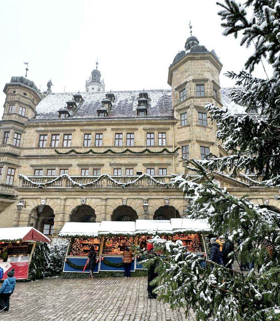 The Ultimate Guide for a Christmas time day trip to Rothenburg ob der Tauber from Nuremberg in Germany | How to do a day trip to the Rothenburg ob der Tauber christmas market | When is the Rothenburg ob der Tauber Christmas market | Best day trips from Nuremberg | What to do in Rothenburg ob der Tauber in December 