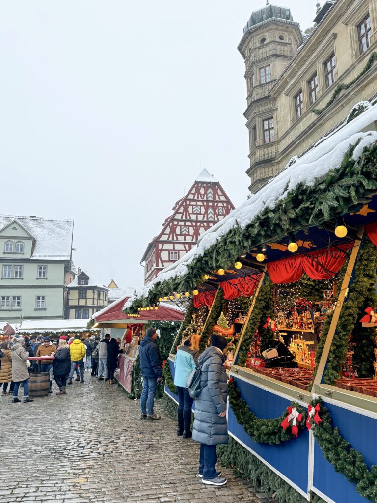 The Ultimate Guide for a Christmas time day trip to Rothenburg ob der Tauber from Nuremberg in Germany | How to do a day trip to the Rothenburg ob der Tauber christmas market | When is the Rothenburg ob der Tauber Christmas market | Best day trips from Nuremberg | What to do in Rothenburg ob der Tauber in December 