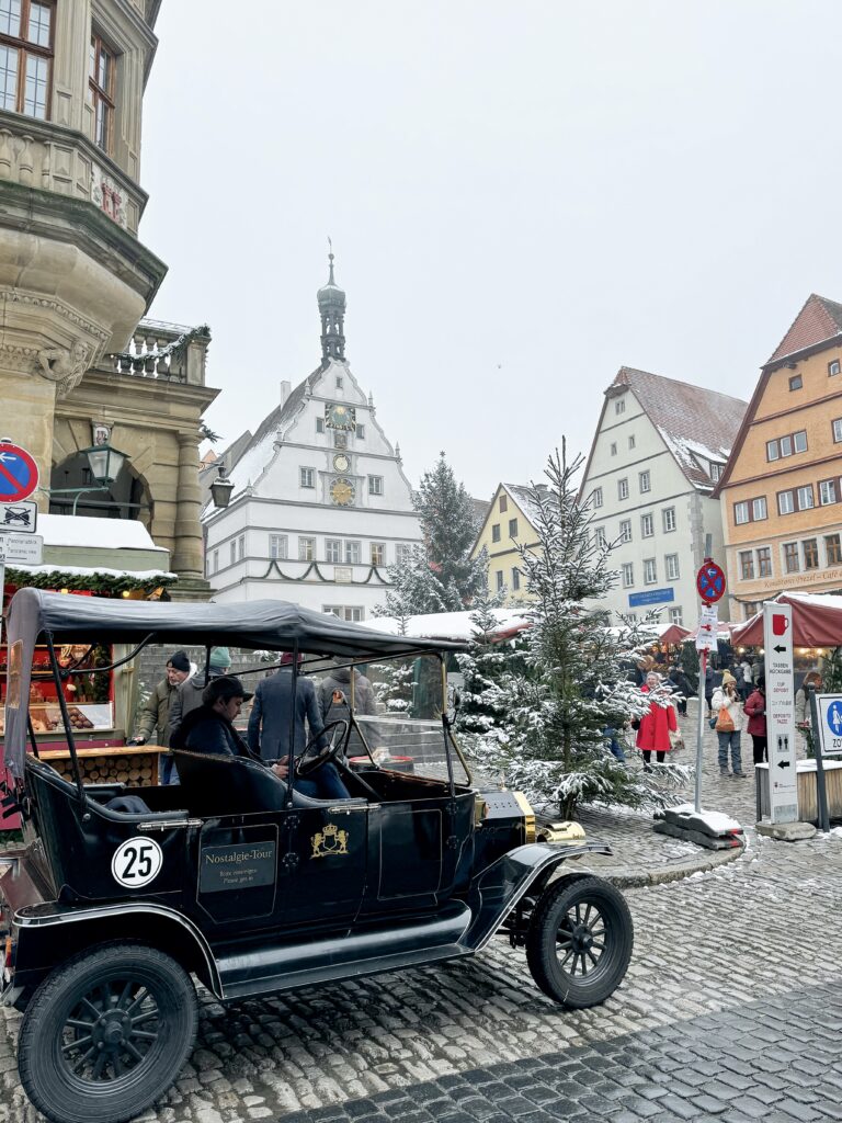 The Ultimate Guide for a Christmas time day trip to Rothenburg ob der Tauber from Nuremberg in Germany | How to do a day trip to the Rothenburg ob der Tauber christmas market | When is the Rothenburg ob der Tauber Christmas market | Best day trips from Nuremberg | What to do in Rothenburg ob der Tauber in December 