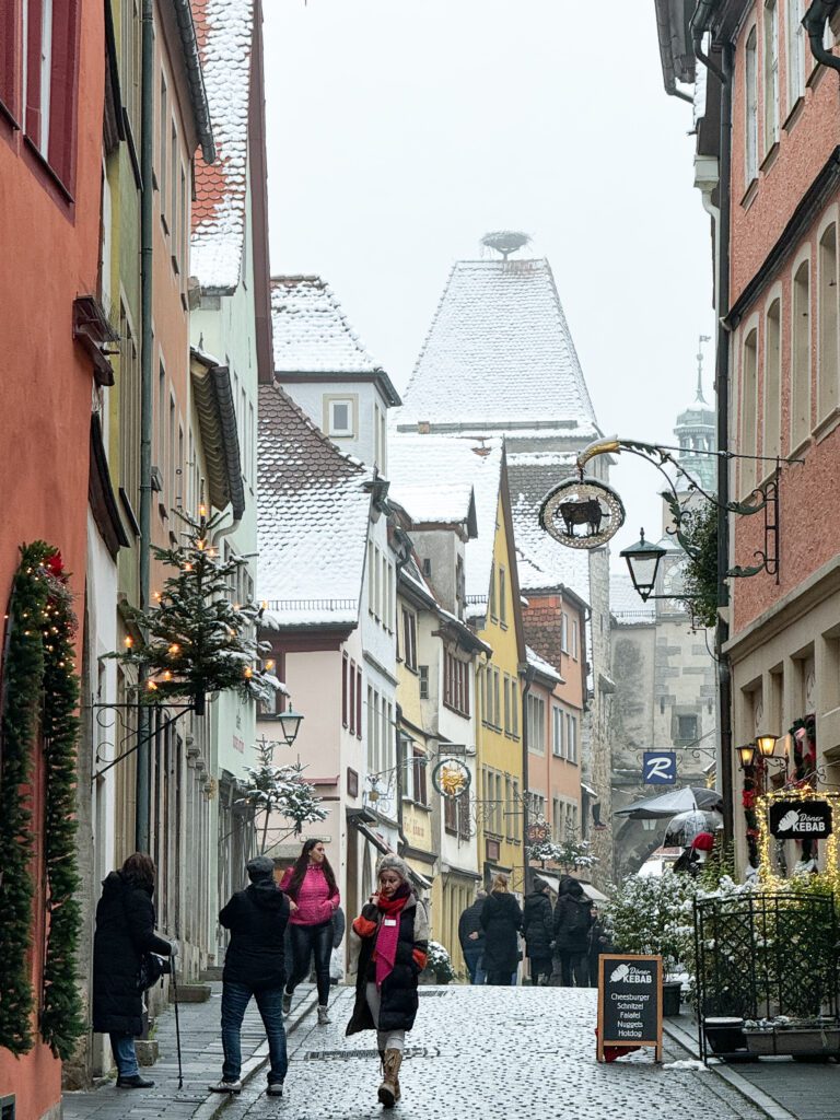 The Ultimate Guide for a Christmas time day trip to Rothenburg ob der Tauber from Nuremberg in Germany | How to do a day trip to the Rothenburg ob der Tauber christmas market | When is the Rothenburg ob der Tauber Christmas market | Best day trips from Nuremberg | What to do in Rothenburg ob der Tauber in December 