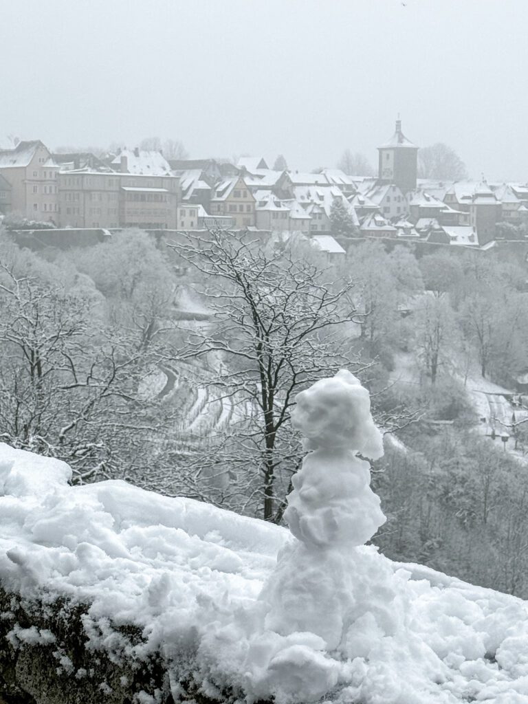 The Ultimate Guide for a Christmas time day trip to Rothenburg ob der Tauber from Nuremberg in Germany | How to do a day trip to the Rothenburg ob der Tauber christmas market | When is the Rothenburg ob der Tauber Christmas market | Best day trips from Nuremberg | What to do in Rothenburg ob der Tauber in December 