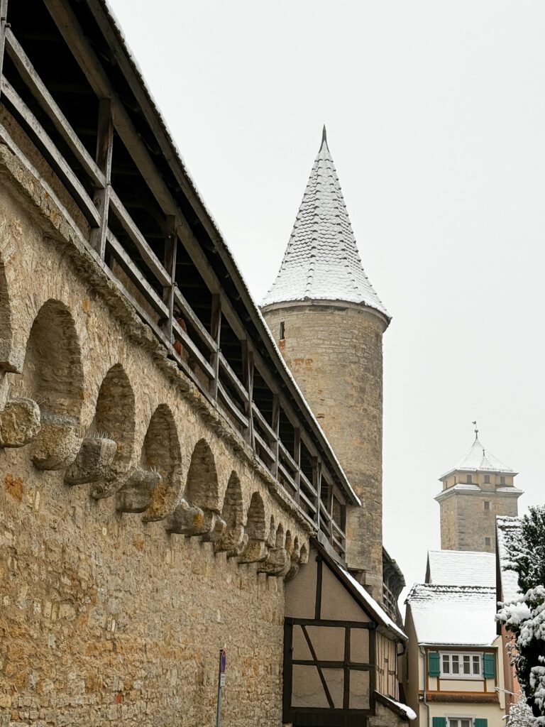 The Ultimate Guide for a Christmas time day trip to Rothenburg ob der Tauber from Nuremberg in Germany | How to do a day trip to the Rothenburg ob der Tauber christmas market | When is the Rothenburg ob der Tauber Christmas market | Best day trips from Nuremberg | What to do in Rothenburg ob der Tauber in December 