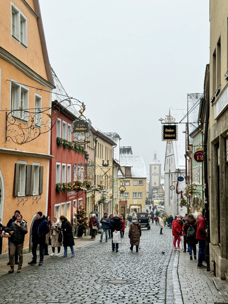 The Ultimate Guide for a Christmas time day trip to Rothenburg ob der Tauber from Nuremberg in Germany | How to do a day trip to the Rothenburg ob der Tauber christmas market | When is the Rothenburg ob der Tauber Christmas market | Best day trips from Nuremberg | What to do in Rothenburg ob der Tauber in December 