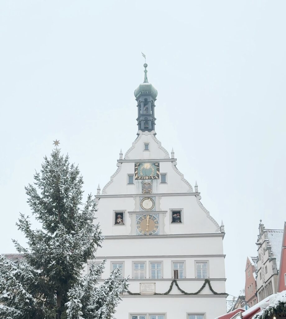 The Ultimate Guide for a Christmas time day trip to Rothenburg ob der Tauber from Nuremberg in Germany | How to do a day trip to the Rothenburg ob der Tauber christmas market | When is the Rothenburg ob der Tauber Christmas market | Best day trips from Nuremberg | What to do in Rothenburg ob der Tauber in December 