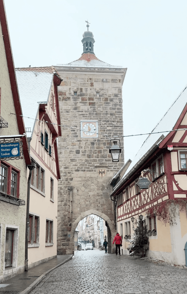 The Ultimate Guide for a Christmas time day trip to Rothenburg ob der Tauber from Nuremberg in Germany | How to do a day trip to the Rothenburg ob der Tauber christmas market | When is the Rothenburg ob der Tauber Christmas market | Best day trips from Nuremberg | What to do in Rothenburg ob der Tauber in December 