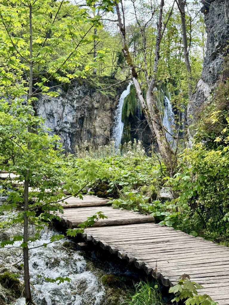 How to maximize your Plitvice Lakes National Park visit | How to visit Plitvice Lakes National Park | Best tips for a visit to Plitvice Lakes | Best places to stay near Plitvice Lakes National Park | Where to eat in Plitvice Lakes National Park | Top sights to see in Croatia | Easy tips to visit Plitvice Lakes National Park 