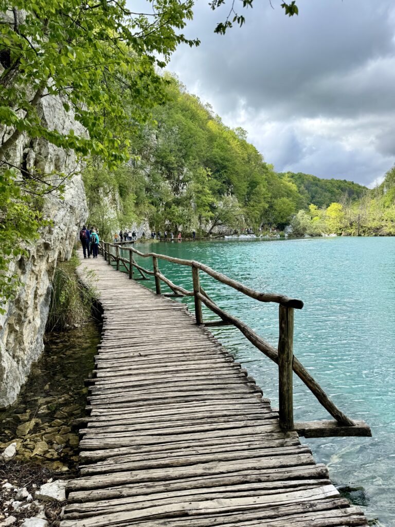 How to maximize your Plitvice Lakes National Park visit | How to visit Plitvice Lakes National Park | Best tips for a visit to Plitvice Lakes | Best places to stay near Plitvice Lakes National Park | Where to eat in Plitvice Lakes National Park | Top sights to see in Croatia | Easy tips to visit Plitvice Lakes National Park 