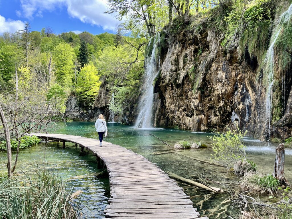 How to maximize your Plitvice Lakes National Park visit | How to visit Plitvice Lakes National Park | Best tips for a visit to Plitvice Lakes | Best places to stay near Plitvice Lakes National Park | Where to eat in Plitvice Lakes National Park | Top sights to see in Croatia | Easy tips to visit Plitvice Lakes National Park 