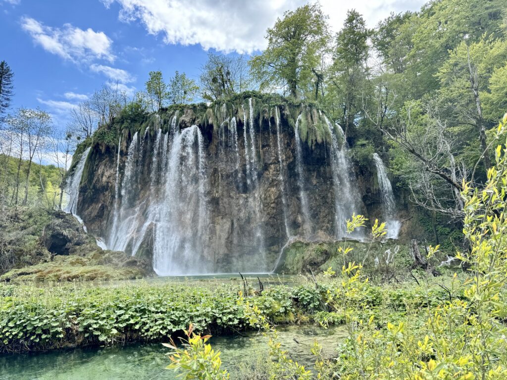 How to maximize your Plitvice Lakes National Park visit | How to visit Plitvice Lakes National Park | Best tips for a visit to Plitvice Lakes | Best places to stay near Plitvice Lakes National Park | Where to eat in Plitvice Lakes National Park | Top sights to see in Croatia | Easy tips to visit Plitvice Lakes National Park 