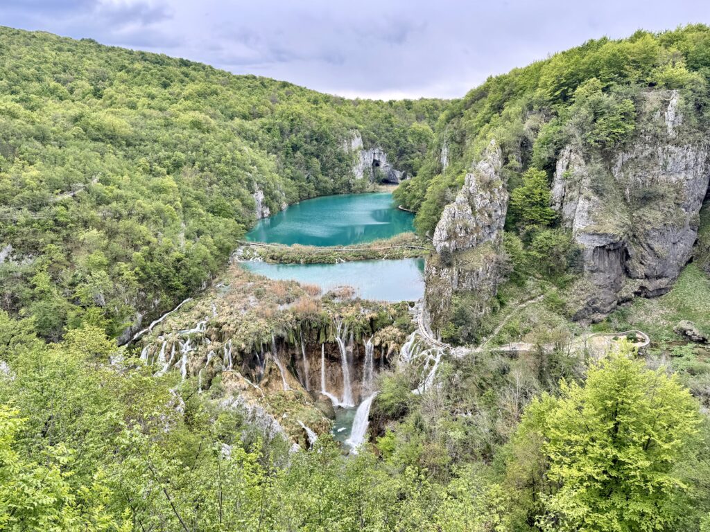 How to maximize your Plitvice Lakes National Park visit | How to visit Plitvice Lakes National Park | Best tips for a visit to Plitvice Lakes | Best places to stay near Plitvice Lakes National Park | Where to eat in Plitvice Lakes National Park | Top sights to see in Croatia | Easy tips to visit Plitvice Lakes National Park 