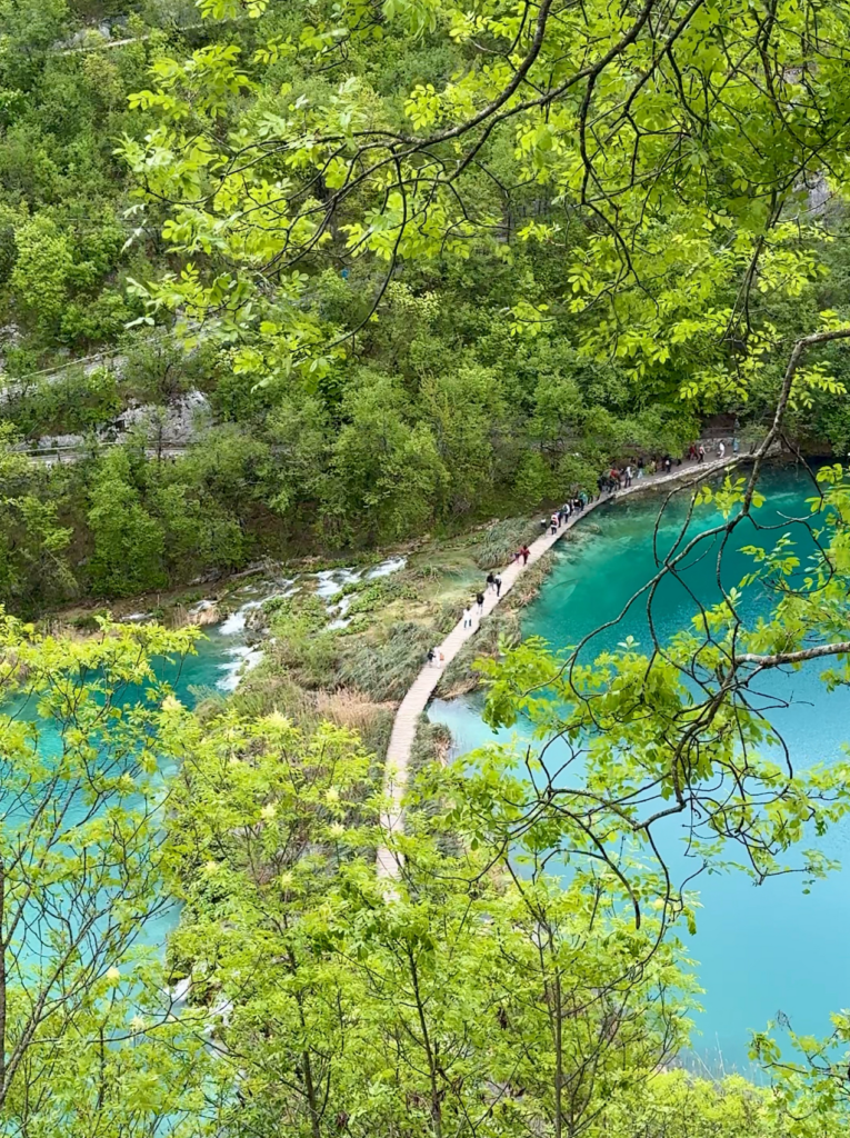 How to maximize your Plitvice Lakes National Park visit | How to visit Plitvice Lakes National Park | Best tips for a visit to Plitvice Lakes | Best places to stay near Plitvice Lakes National Park | Where to eat in Plitvice Lakes National Park | Top sights to see in Croatia | Easy tips to visit Plitvice Lakes National Park 