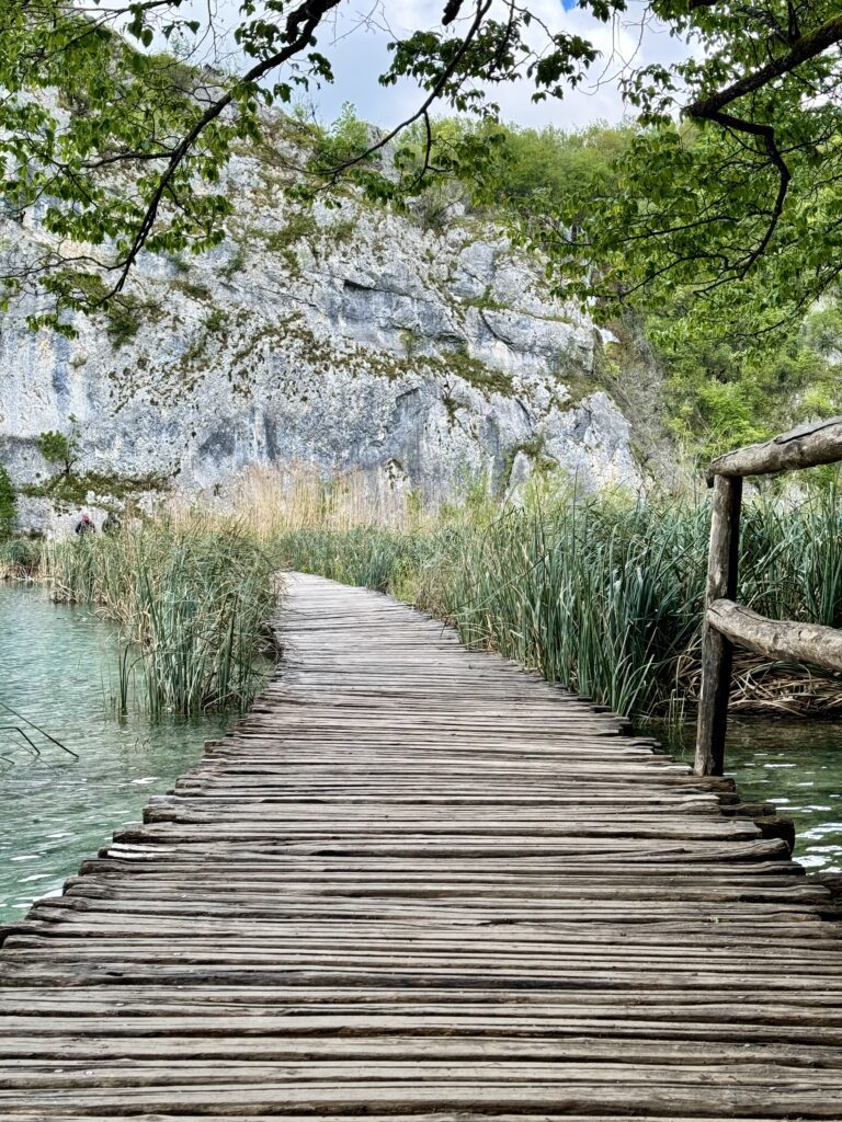 How to maximize your Plitvice Lakes National Park visit | How to visit Plitvice Lakes National Park | Best tips for a visit to Plitvice Lakes | Best places to stay near Plitvice Lakes National Park | Where to eat in Plitvice Lakes National Park | Top sights to see in Croatia | Easy tips to visit Plitvice Lakes National Park 