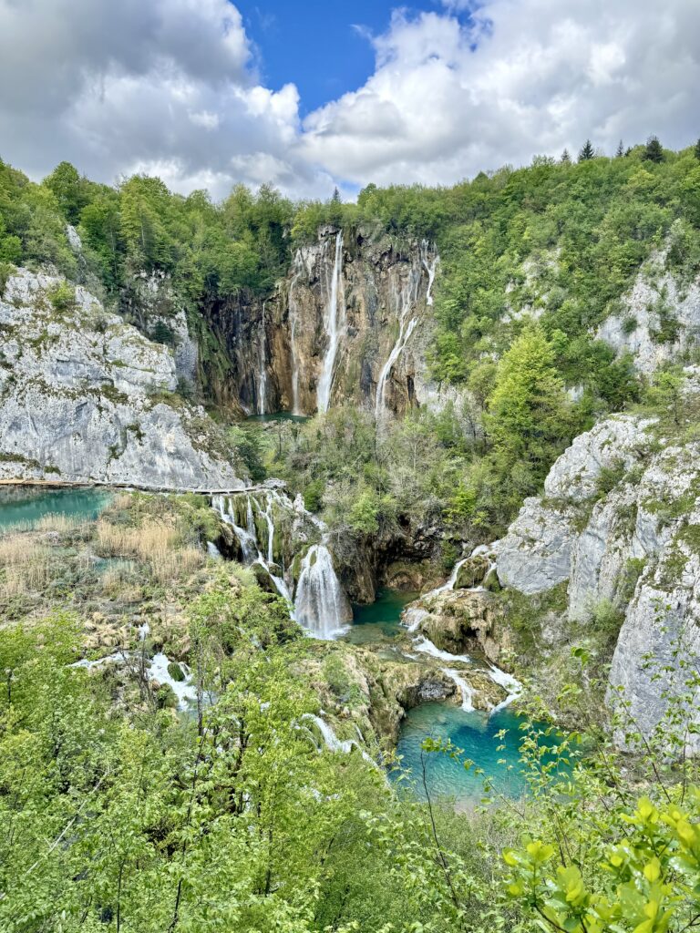 How to maximize your Plitvice Lakes National Park visit | How to visit Plitvice Lakes National Park | Best tips for a visit to Plitvice Lakes | Best places to stay near Plitvice Lakes National Park | Where to eat in Plitvice Lakes National Park | Top sights to see in Croatia | Easy tips to visit Plitvice Lakes National Park 