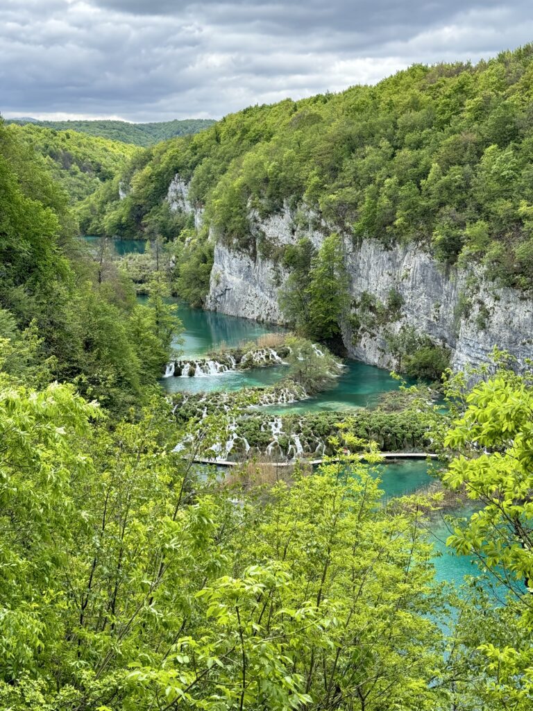 How to maximize your Plitvice Lakes National Park visit | How to visit Plitvice Lakes National Park | Best tips for a visit to Plitvice Lakes | Best places to stay near Plitvice Lakes National Park | Where to eat in Plitvice Lakes National Park | Top sights to see in Croatia | Easy tips to visit Plitvice Lakes National Park 