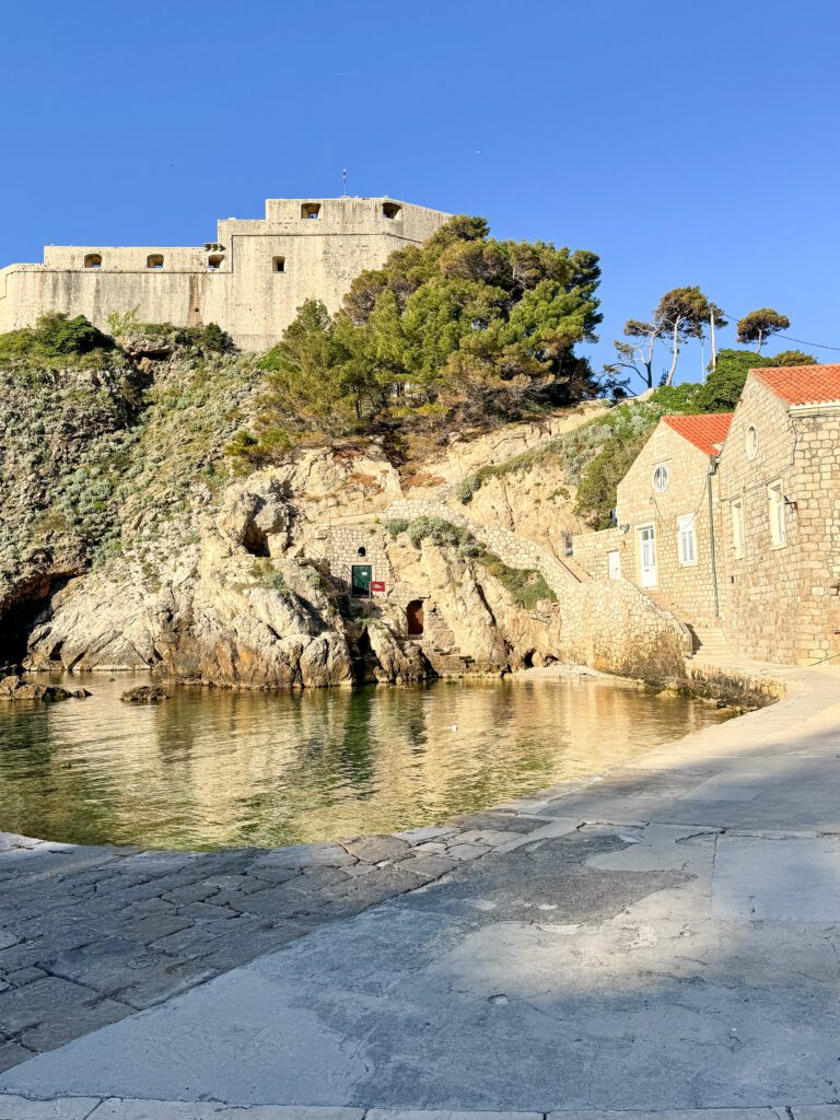 Travel guide for Dubrovnik, Croatia | How to plan two days in Dubrovnik Croatia | Two day itinerary for Dubrovnik | What to do in Dubrovnik | Best hotels in Dubrovnik | Best places to eat in Dubrovnik | Top things to see in Dubrovnik | How to plan a two day trip to Dubrovnik | Do you need a car in Dubrovnik | How to get to Dubrovnik | Old town walls of Dubrovnik | Flytographer in Croatia | Dubrovnik marathon | Fort in Dubrovnik