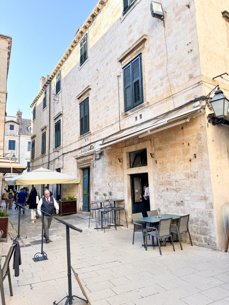 Travel guide for Dubrovnik, Croatia | How to plan two days in Dubrovnik Croatia | Two day itinerary for Dubrovnik | What to do in Dubrovnik | Best hotels in Dubrovnik | Best places to eat in Dubrovnik | Top things to see in Dubrovnik | How to plan a two day trip to Dubrovnik | Do you need a car in Dubrovnik | How to get to Dubrovnik | Old town walls of Dubrovnik | Flytographer in Croatia | Dubrovnik marathon | Fort in Dubrovnik