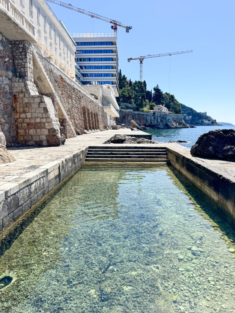 Travel guide for Dubrovnik, Croatia | How to plan two days in Dubrovnik Croatia | Two day itinerary for Dubrovnik | What to do in Dubrovnik | Best hotels in Dubrovnik | Best places to eat in Dubrovnik | Top things to see in Dubrovnik | How to plan a two day trip to Dubrovnik | Do you need a car in Dubrovnik | How to get to Dubrovnik | Old town walls of Dubrovnik | Flytographer in Croatia 