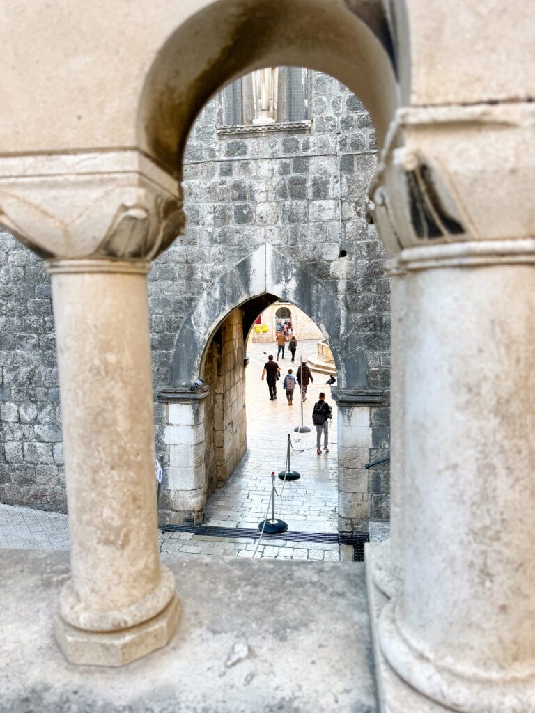 Travel guide for Dubrovnik, Croatia | How to plan two days in Dubrovnik Croatia | Two day itinerary for Dubrovnik | What to do in Dubrovnik | Best hotels in Dubrovnik | Best places to eat in Dubrovnik | Top things to see in Dubrovnik | How to plan a two day trip to Dubrovnik | Do you need a car in Dubrovnik | How to get to Dubrovnik | Old town walls of Dubrovnik | Flytographer in Croatia 