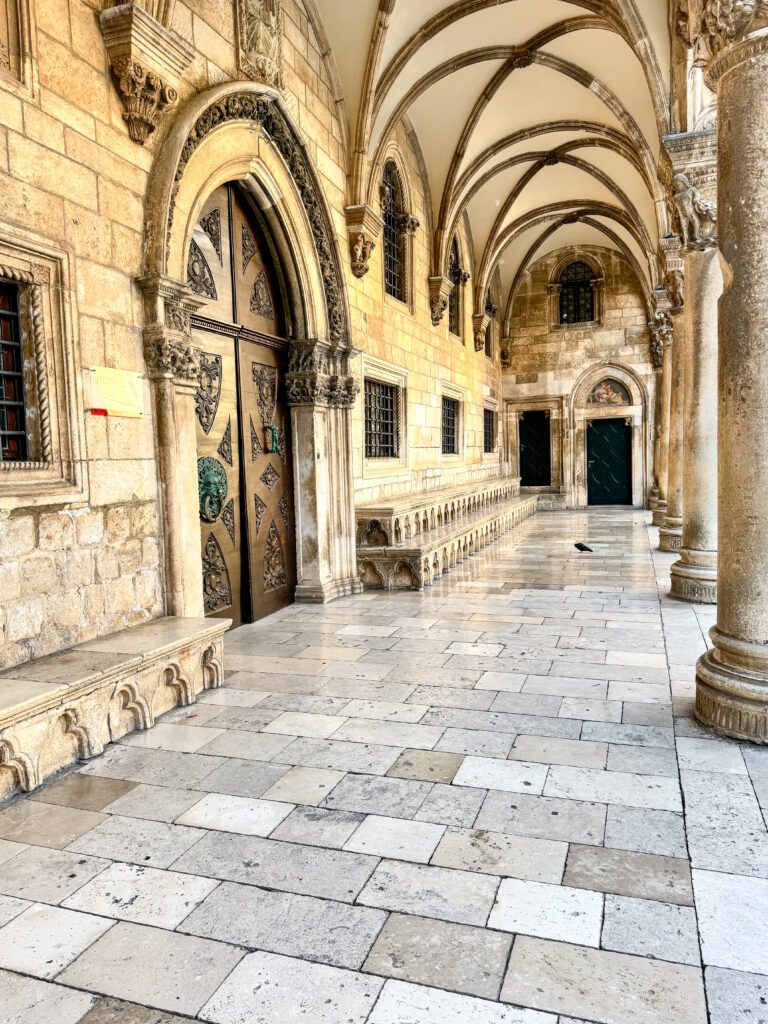 Travel guide for Dubrovnik, Croatia | How to plan two days in Dubrovnik Croatia | Two day itinerary for Dubrovnik | What to do in Dubrovnik | Best hotels in Dubrovnik | Best places to eat in Dubrovnik | Top things to see in Dubrovnik | How to plan a two day trip to Dubrovnik | Do you need a car in Dubrovnik | How to get to Dubrovnik | Old town walls of Dubrovnik | Flytographer in Croatia 