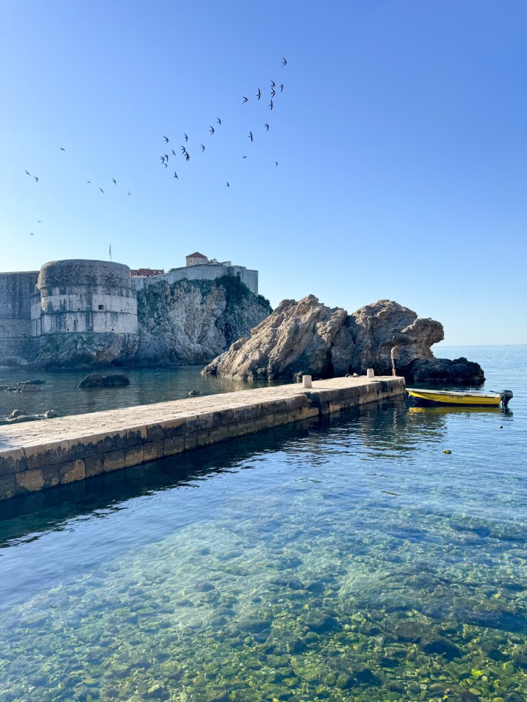 Travel guide for Dubrovnik, Croatia | How to plan two days in Dubrovnik Croatia | Two day itinerary for Dubrovnik | What to do in Dubrovnik | Best hotels in Dubrovnik | Best places to eat in Dubrovnik | Top things to see in Dubrovnik | How to plan a two day trip to Dubrovnik | Do you need a car in Dubrovnik | How to get to Dubrovnik | Old town walls of Dubrovnik | Flytographer in Croatia 