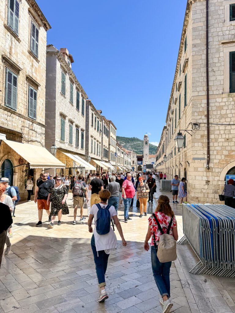 Travel guide for Dubrovnik, Croatia | How to plan two days in Dubrovnik Croatia | Two day itinerary for Dubrovnik | What to do in Dubrovnik | Best hotels in Dubrovnik | Best places to eat in Dubrovnik | Top things to see in Dubrovnik | How to plan a two day trip to Dubrovnik | Do you need a car in Dubrovnik | How to get to Dubrovnik | Old town walls of Dubrovnik | Flytographer in Croatia 