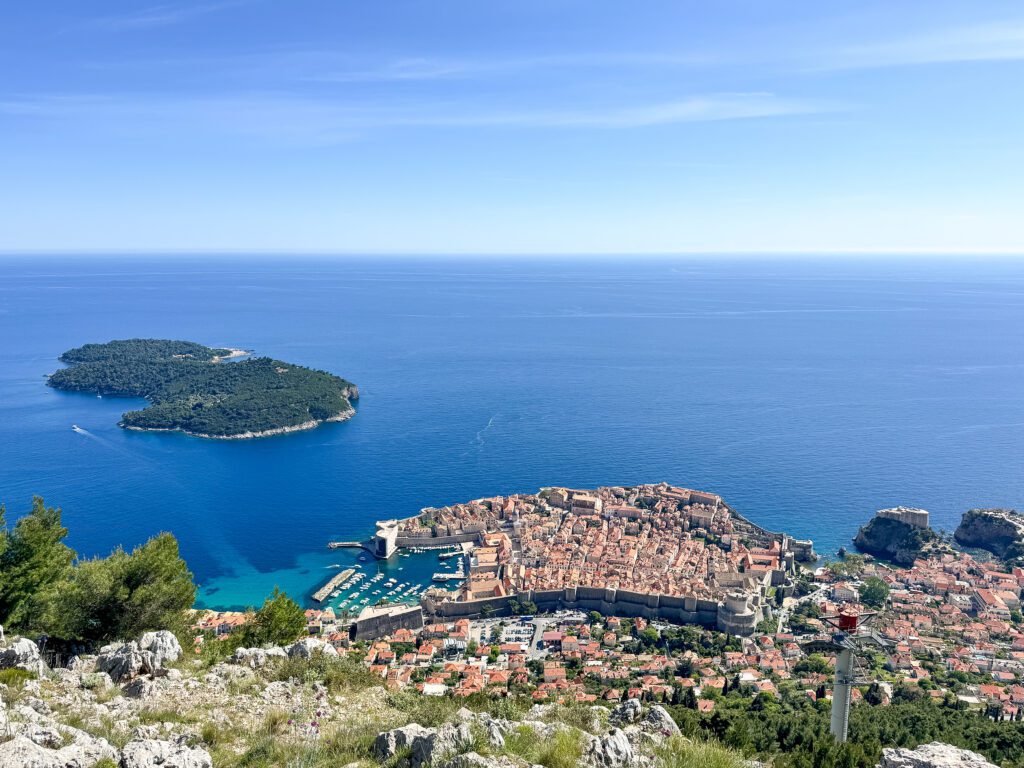 Travel guide for Dubrovnik, Croatia | How to plan two days in Dubrovnik Croatia | Two day itinerary for Dubrovnik | What to do in Dubrovnik | Best hotels in Dubrovnik | Best places to eat in Dubrovnik | Top things to see in Dubrovnik | How to plan a two day trip to Dubrovnik | Do you need a car in Dubrovnik | How to get to Dubrovnik | Old town walls of Dubrovnik | Flytographer in Croatia 