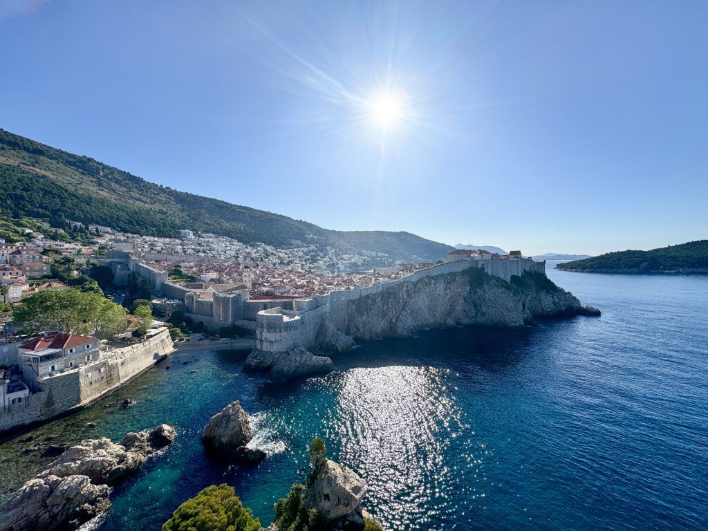 Travel guide for Dubrovnik, Croatia | How to plan two days in Dubrovnik Croatia | Two day itinerary for Dubrovnik | What to do in Dubrovnik | Best hotels in Dubrovnik | Best places to eat in Dubrovnik | Top things to see in Dubrovnik | How to plan a two day trip to Dubrovnik | Do you need a car in Dubrovnik | How to get to Dubrovnik | Old town walls of Dubrovnik | Flytographer in Croatia 