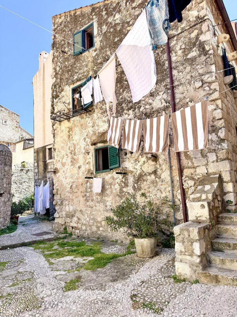 Travel guide for Dubrovnik, Croatia | How to plan two days in Dubrovnik Croatia | Two day itinerary for Dubrovnik | What to do in Dubrovnik | Best hotels in Dubrovnik | Best places to eat in Dubrovnik | Top things to see in Dubrovnik | How to plan a two day trip to Dubrovnik | Do you need a car in Dubrovnik | How to get to Dubrovnik | Old town walls of Dubrovnik | Flytographer in Croatia 